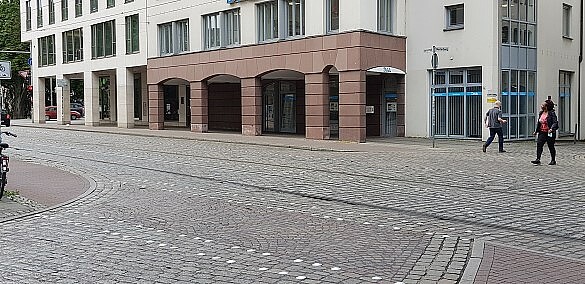 Außenansicht Eingang Justizbibliothek